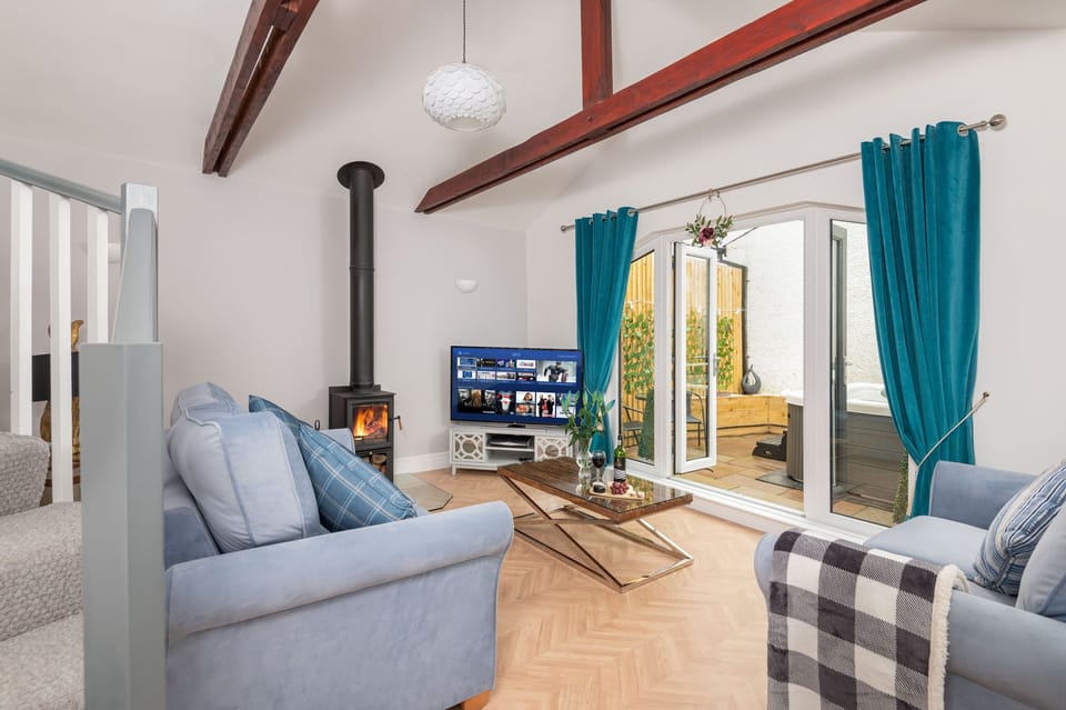 Cottage | Living area | Fireplace