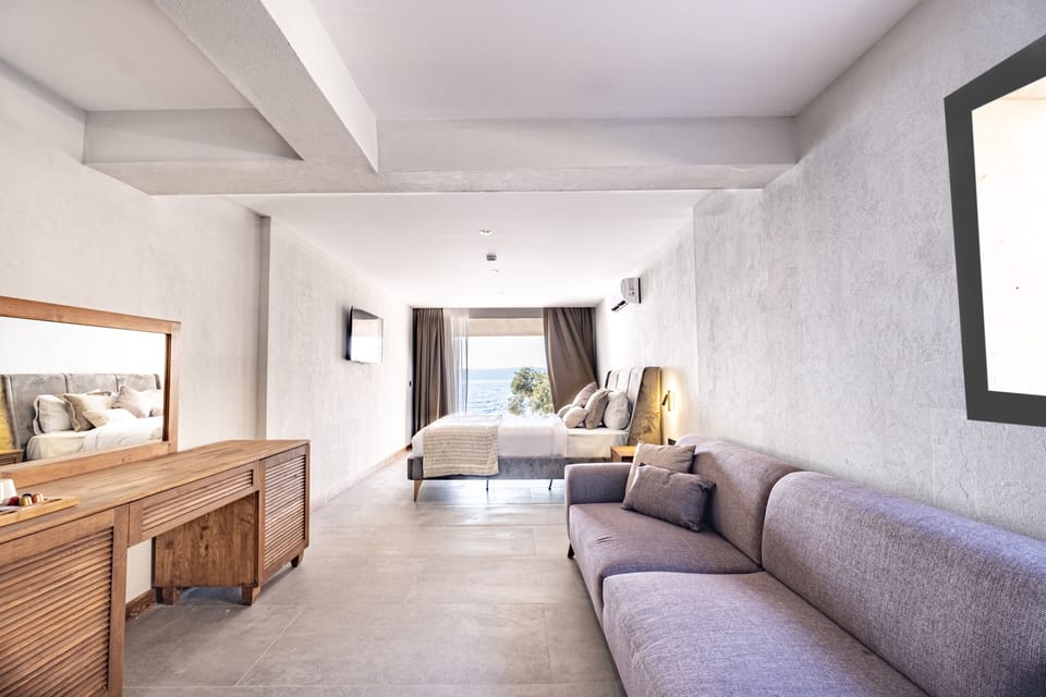 Suite, Sea View | Iron/ironing board, free WiFi, bed sheets