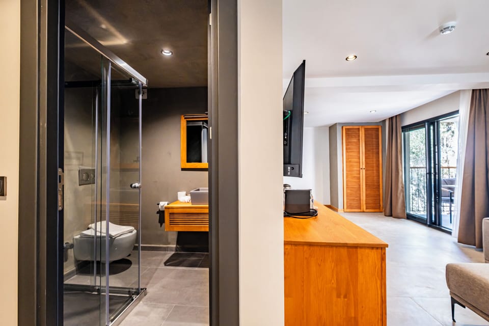 Suite, Garden View | Iron/ironing board, free WiFi, bed sheets