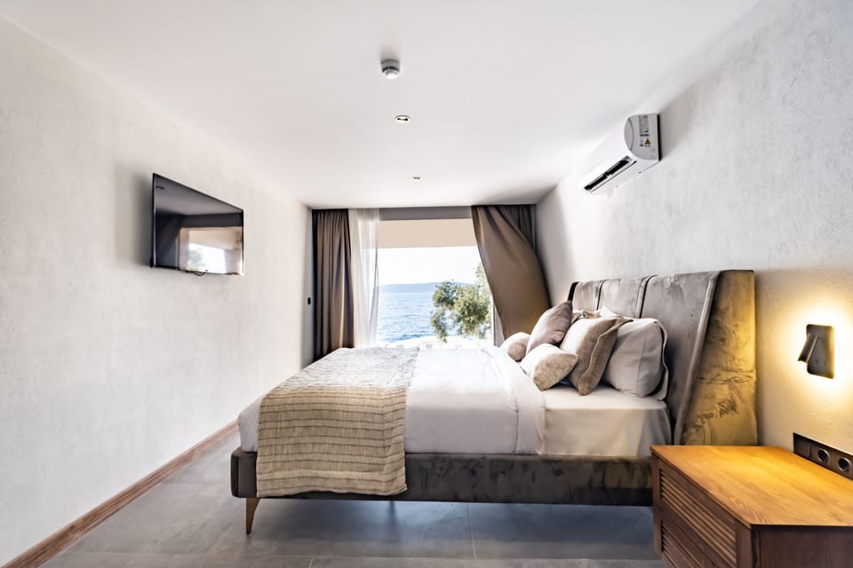 Suite, Sea View | Iron/ironing board, free WiFi, bed sheets