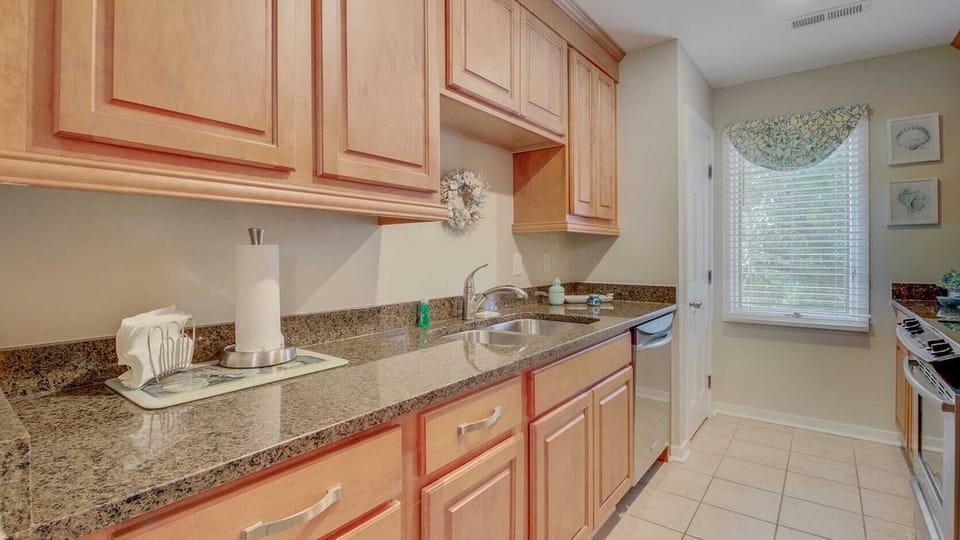 House (3 Bedrooms) | Private kitchen | Fridge, microwave, oven, stovetop