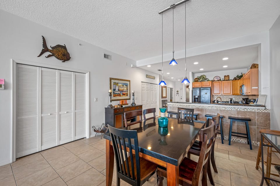 Dining area with counter dining 