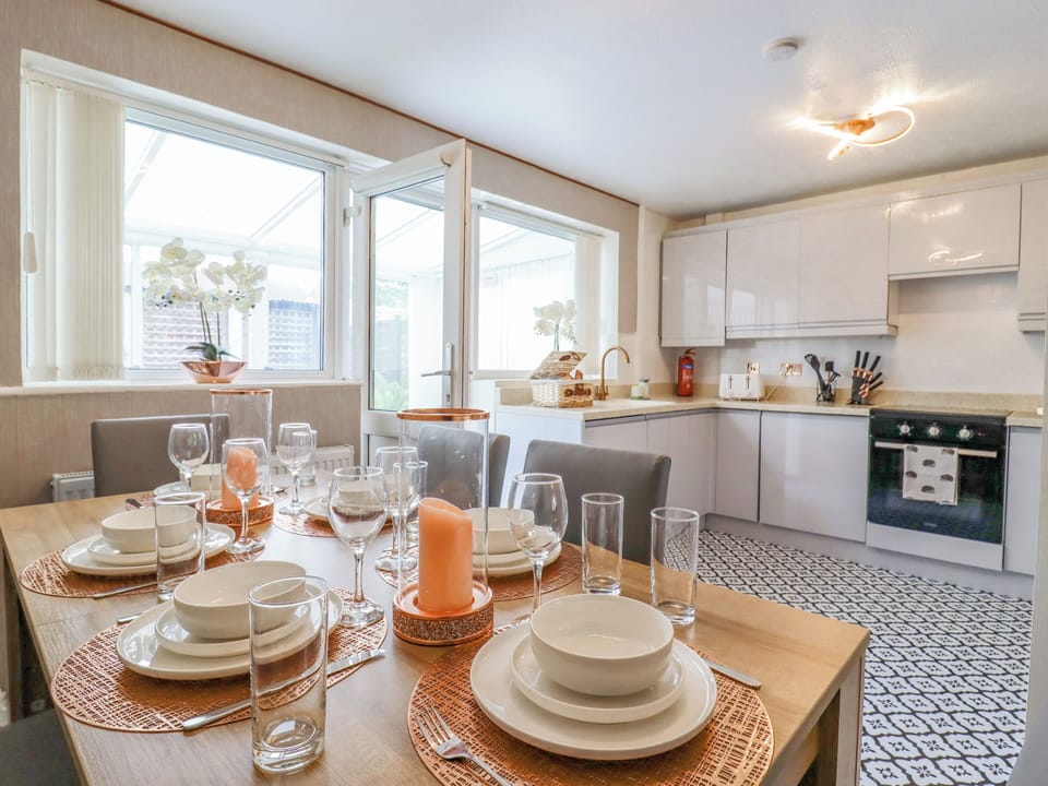 Cottage | Dining