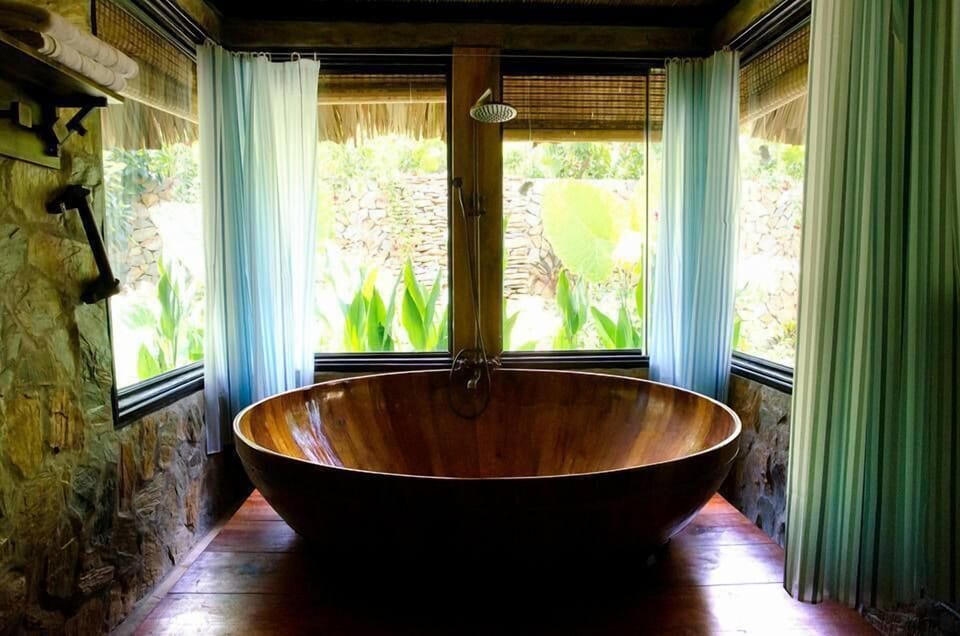 Presidential Room, Valley View | Deep soaking bathtub