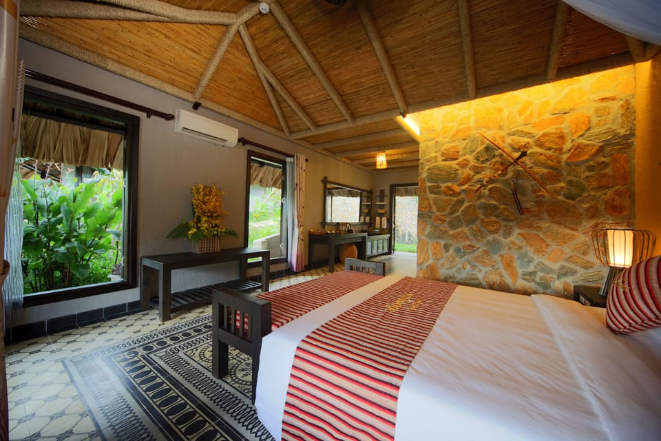 Deluxe Room, Valley View | In-room safe, desk, soundproofing, free WiFi