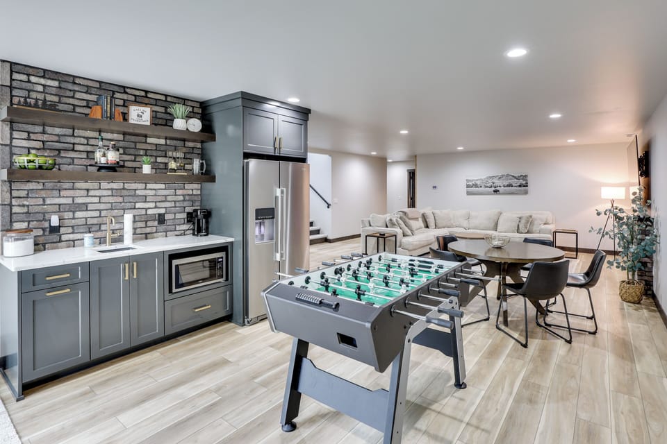 Game Room | Wet Bar | Smart TV | Arcade Game