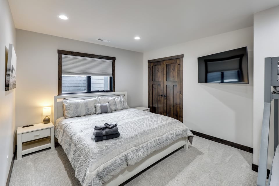 Bedroom 4 | King Bed | Twin/Full Bunk Bed