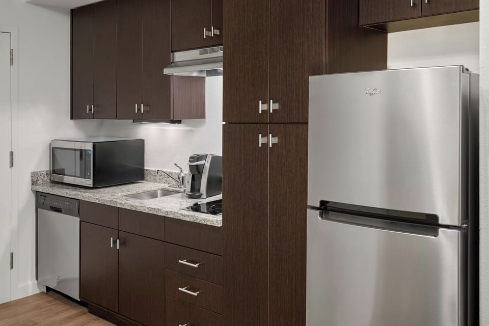 Coffee/tea maker, fridge, microwave, stovetop
