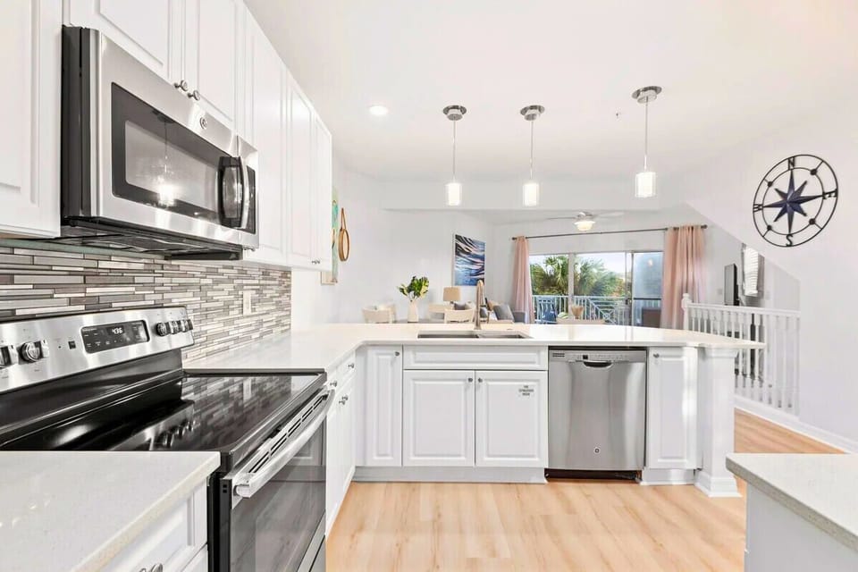 Beautiful Kitchen w/ Balcony