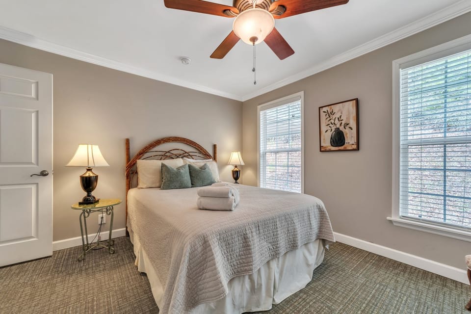 Second bedroom with a Queen size bed
