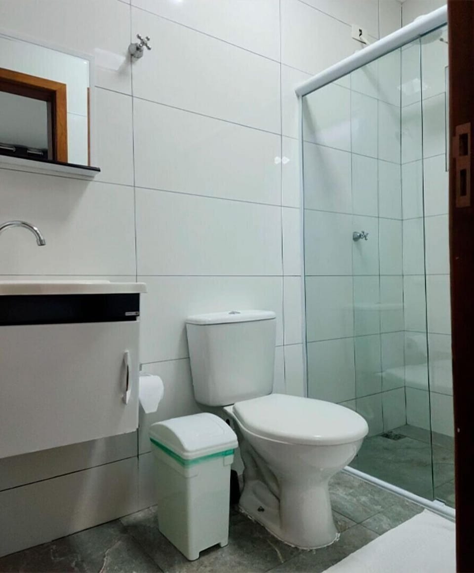 Basic Suite | Bathroom | Shower