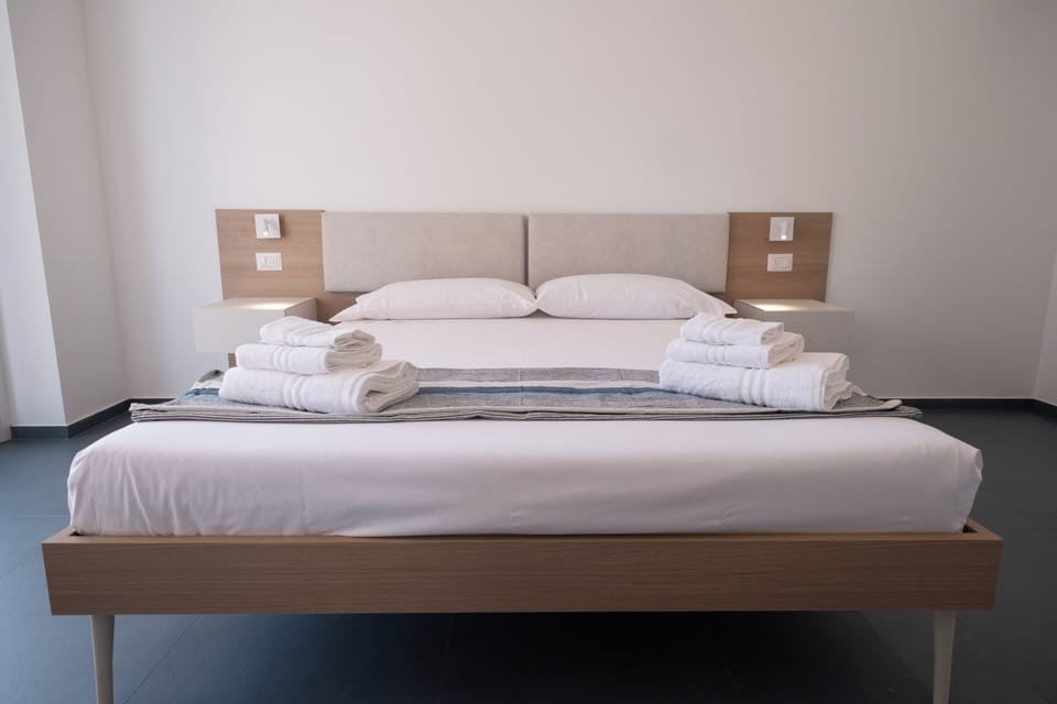 Hypo-allergenic bedding, minibar, in-room safe, individually furnished