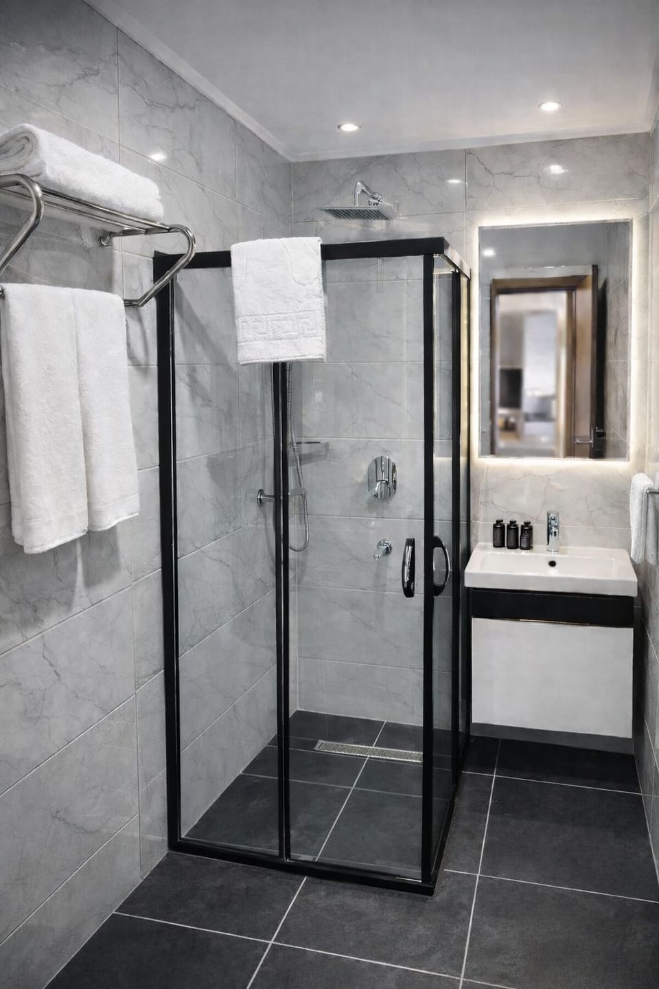 Deluxe Double Room with Balcony | Bathroom | Shower, rainfall showerhead, hair dryer, slippers