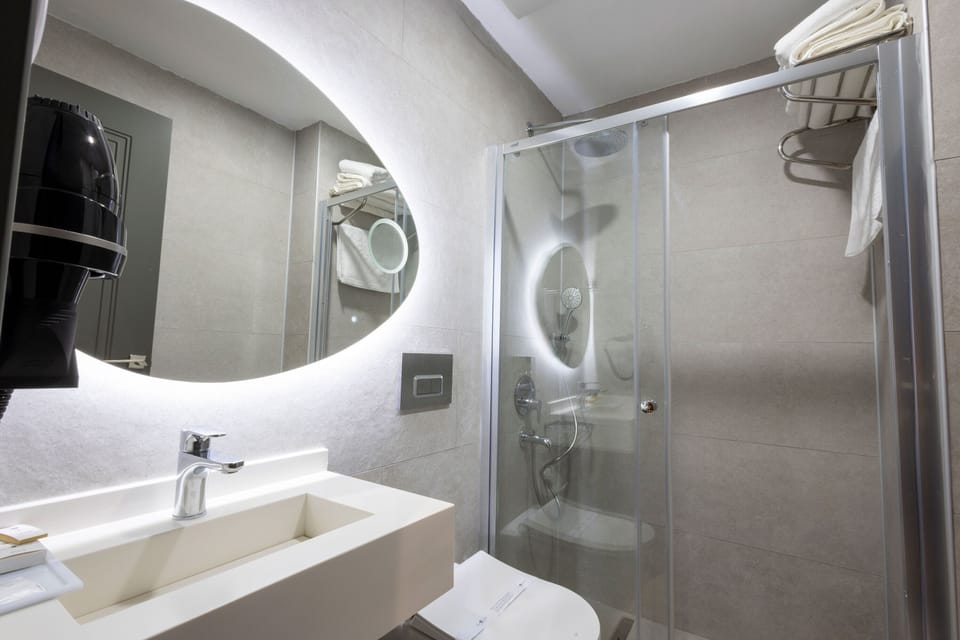 Economy Room, 1 King Bed | Bathroom | Shower, rainfall showerhead, free toiletries, hair dryer