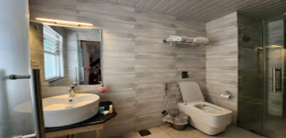 Deluxe Single Room | Bathroom | Shower, rainfall showerhead, towels, soap