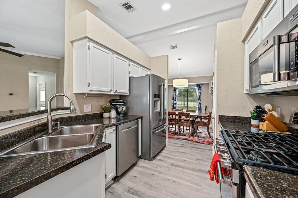 Fully equipped kitchen for home-cooked meals in Austin