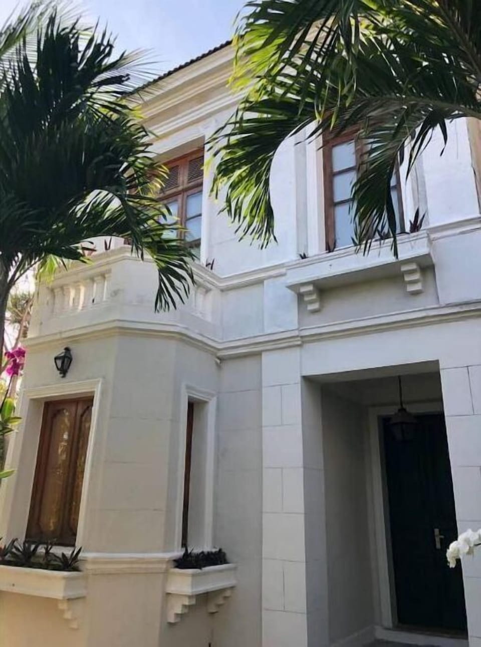 VILLA FRONT FACADE has an elegant, restrained, classical 'colonial' design style