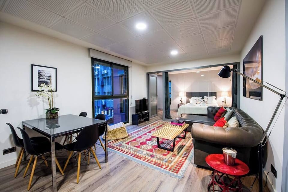Living room and dinning room with view to the master bedroom