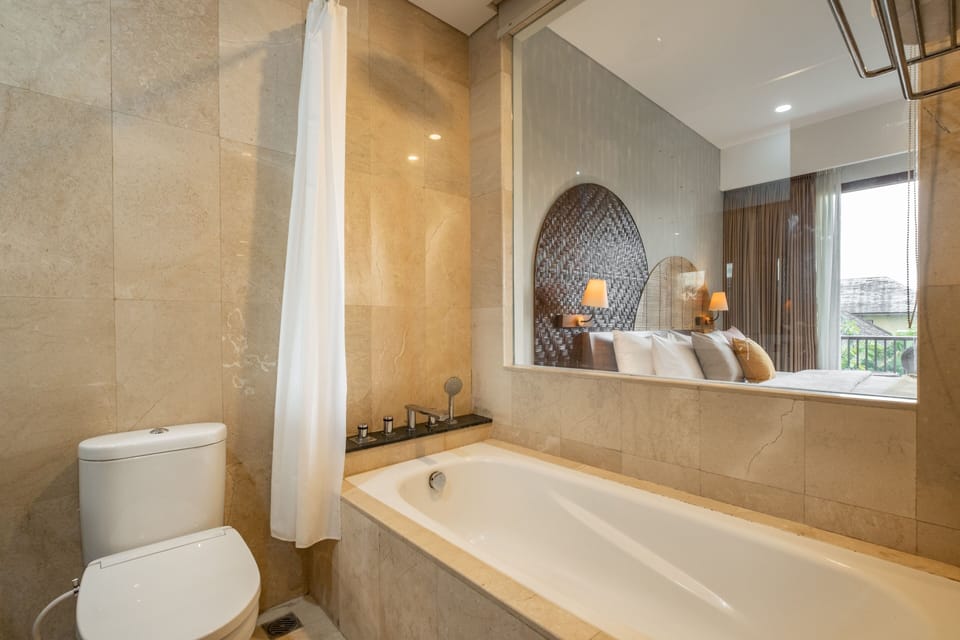 Premium Room, Balcony | Bathroom | Free toiletries, towels