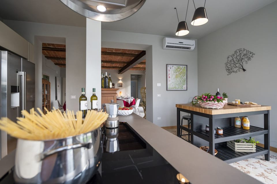 Full-size fridge, microwave, oven, stovetop