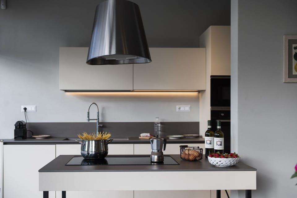 Full-size fridge, microwave, oven, stovetop