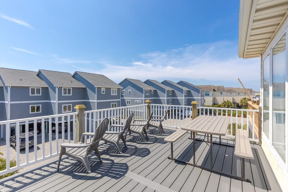 Top Floor Sun Deck With Furniture