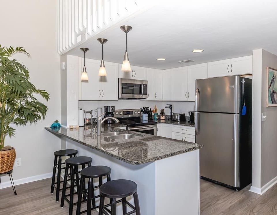 Kitchen with Eat-in Seating