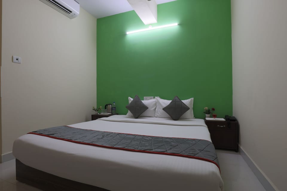 Deluxe Double Room | Living area | 21-inch TV with digital channels