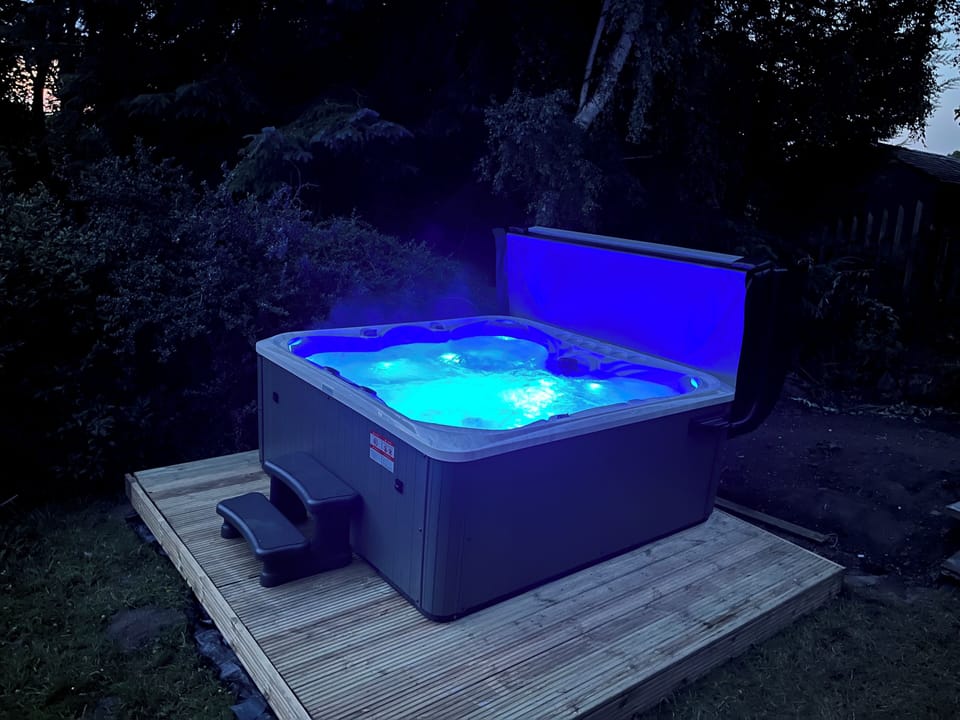 House | Outdoor spa tub