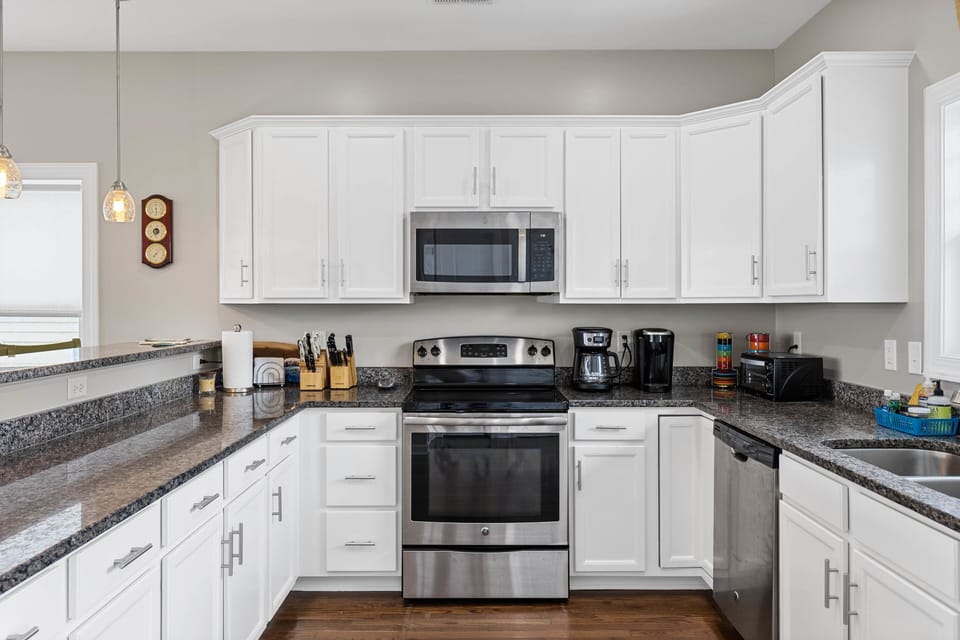 The well-stocked kitchen with countertop seating for 3