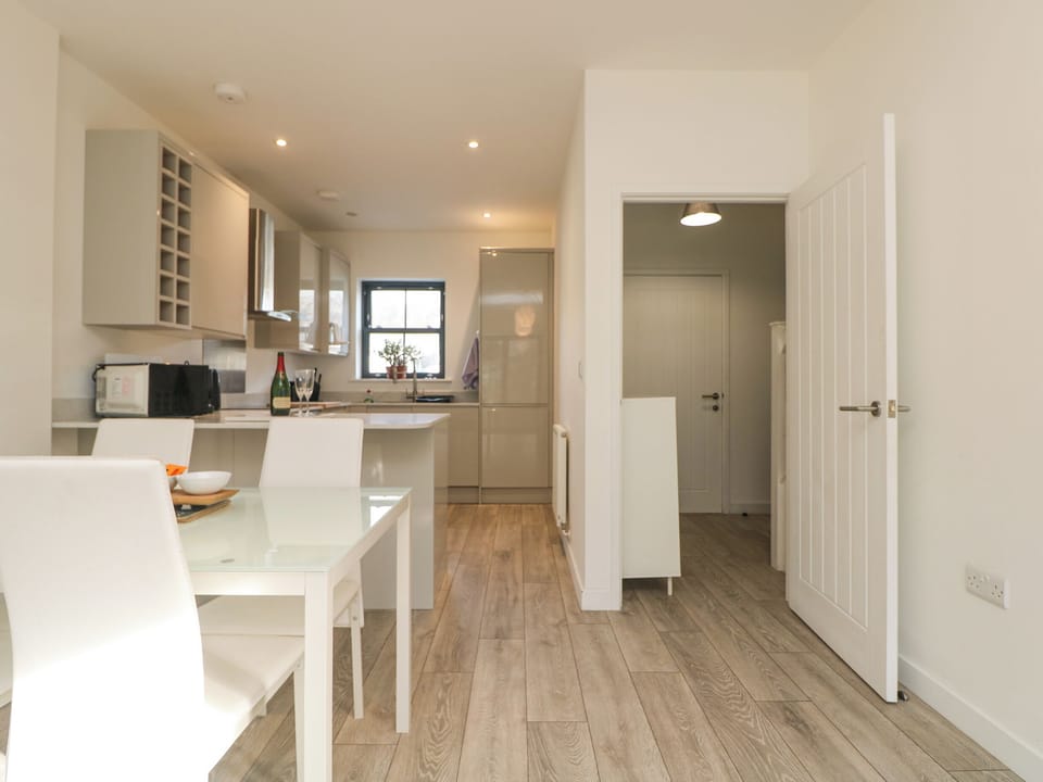 Cottage | Dining