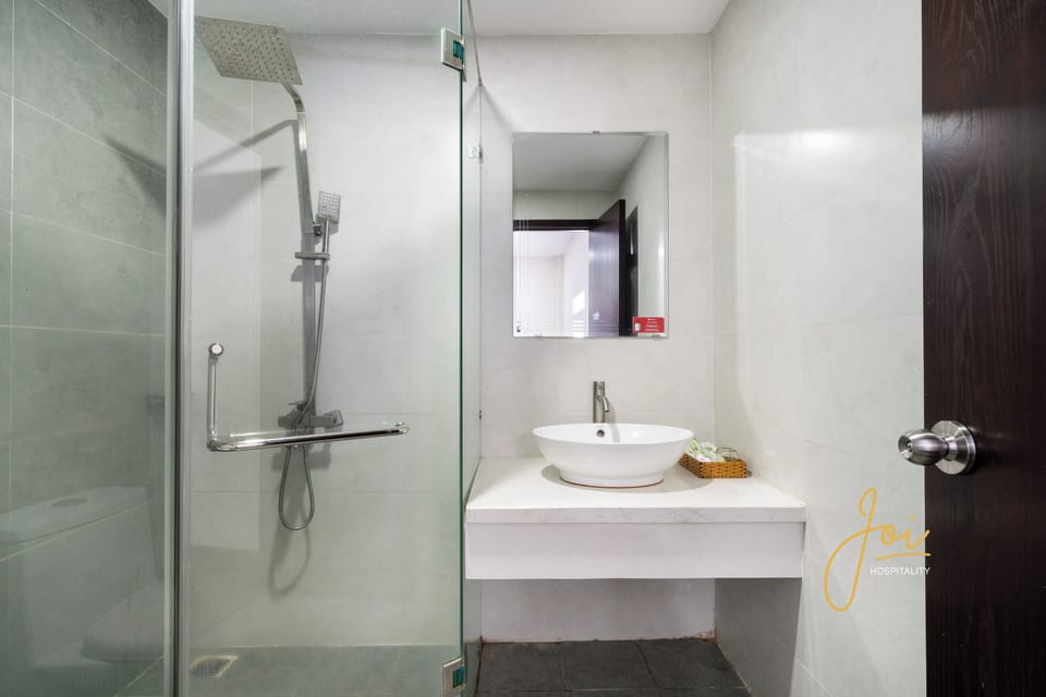 Shower, rainfall showerhead, free toiletries, hair dryer