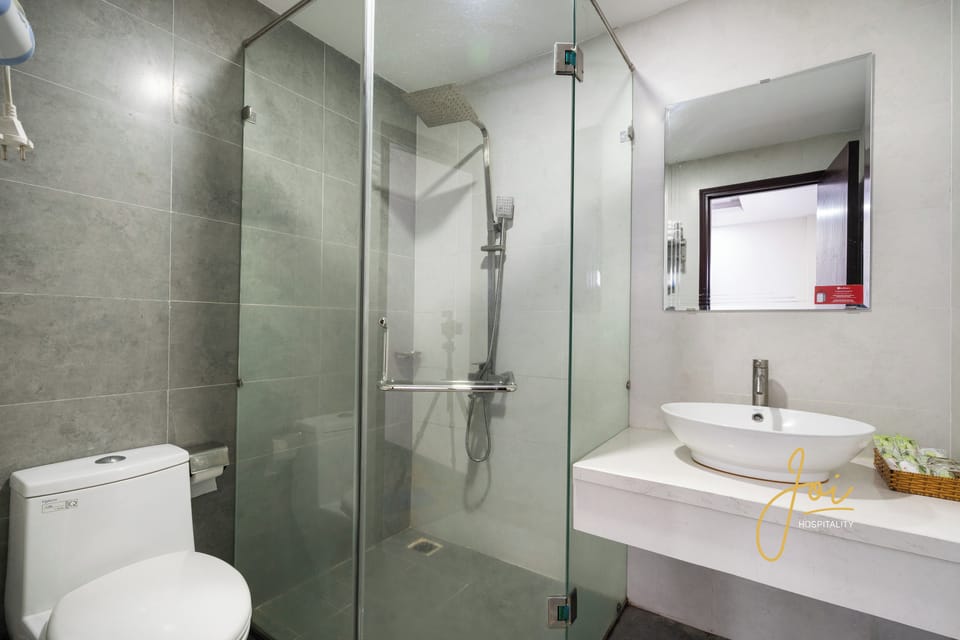 Shower, rainfall showerhead, free toiletries, hair dryer