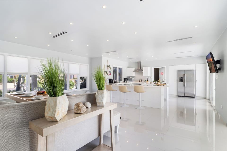 Chic living area of the villa in Noord Aruba - Cosy sofas - Elegantly decored living area - Large bright windows of the living area with Mesmerizing views - Beautifully furnished floor - Availability of TV and Netflix