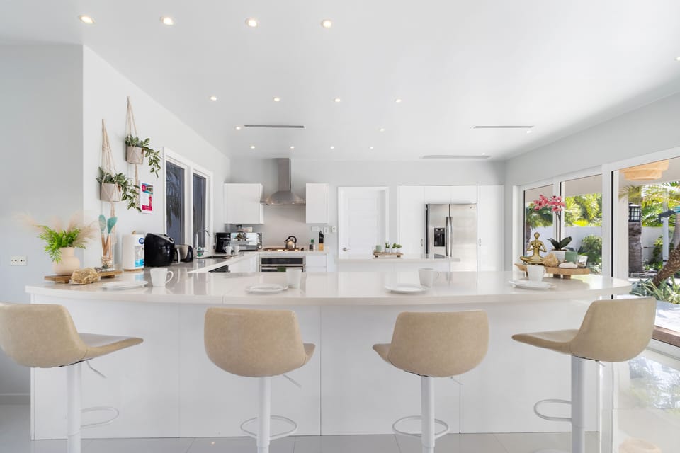 Classical Fully equipped kitchen of the villa in Noord Aruba - Availability of all kitchen accessories - Large amount of storage - Sufficient space to work according to your ease - Excellent bright space - Availability of high chairs