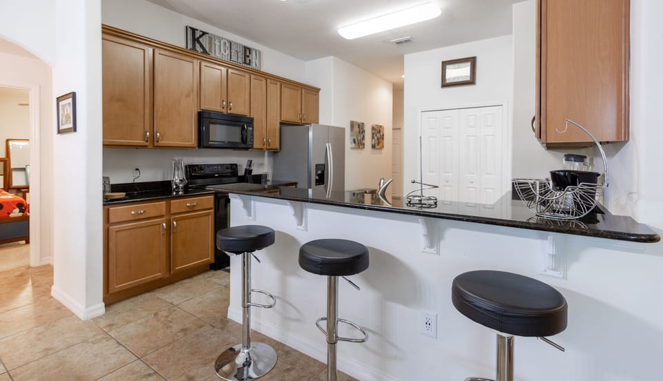 House, 6 Bedrooms | Private kitchen | Fridge, oven, coffee/tea maker, toaster