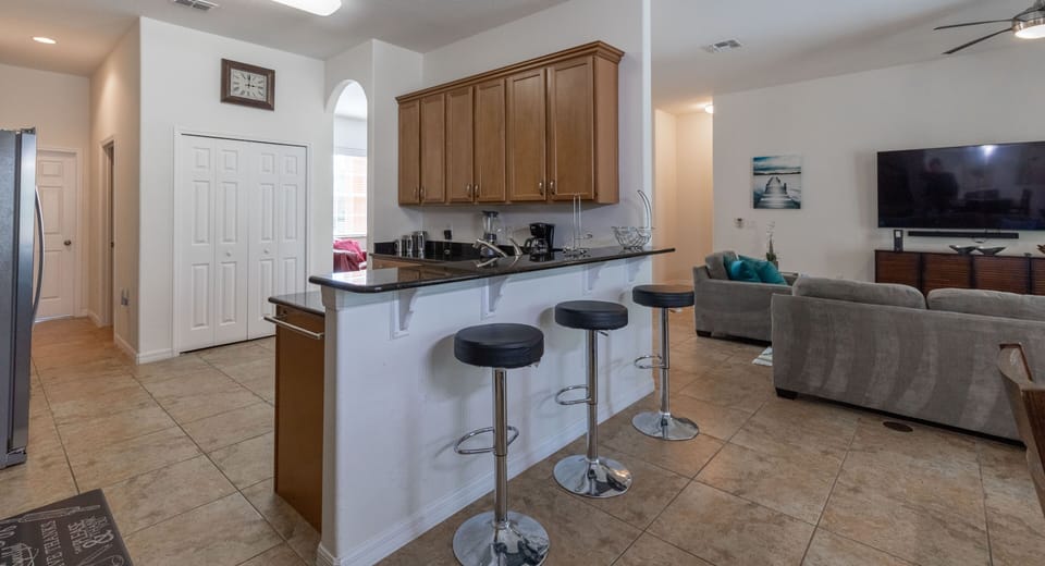 House, 6 Bedrooms | Private kitchen | Fridge, oven, coffee/tea maker, toaster