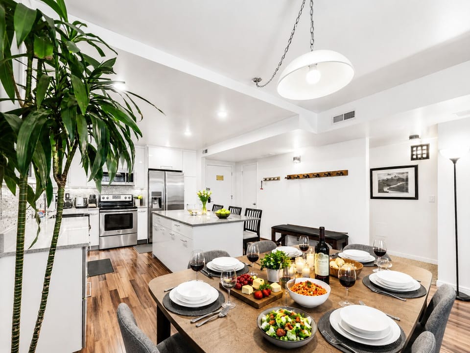 Condo, 2 Bedrooms | Dining