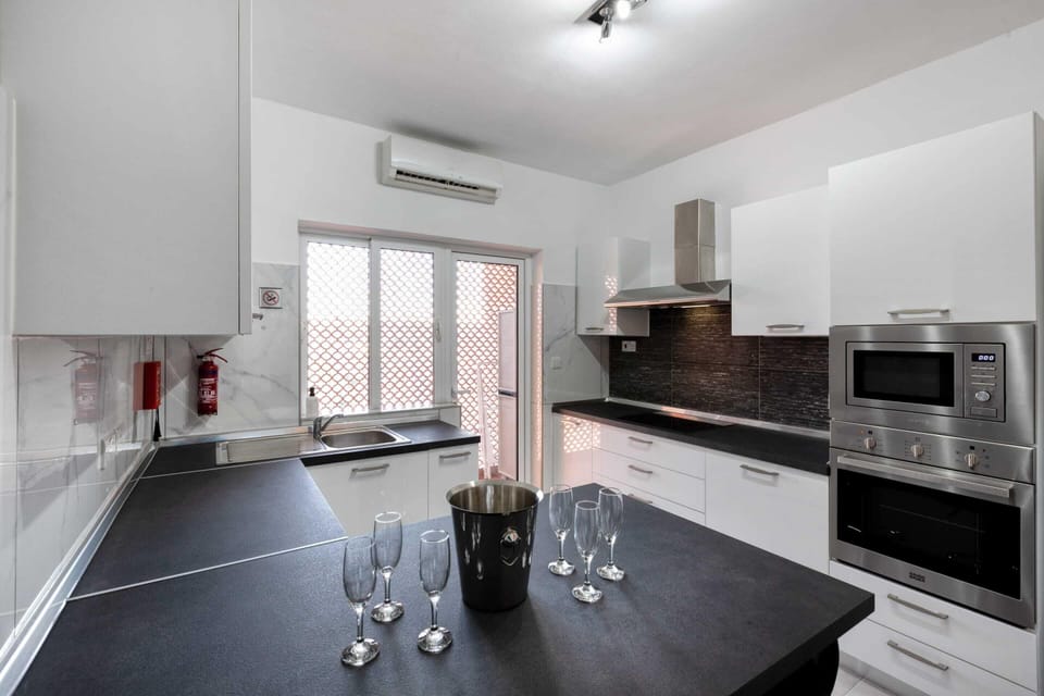 Basic Apartment, Multiple Beds | Private kitchen | Fridge, oven, stovetop, dishwasher