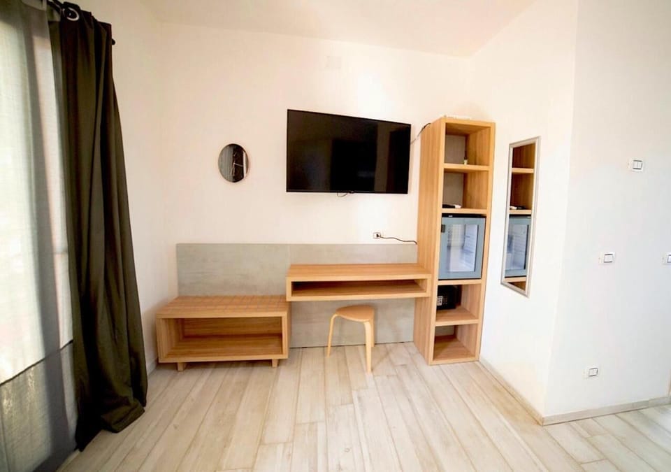 Classic Double Room | Bathroom | Shower, rainfall showerhead, free toiletries, hair dryer