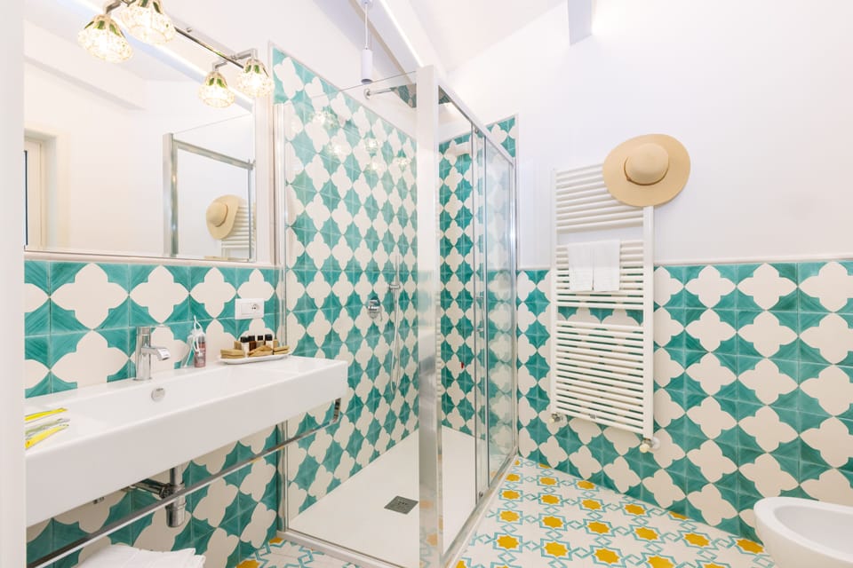 Luxury Room | Bathroom | Shower, rainfall showerhead, free toiletries, hair dryer