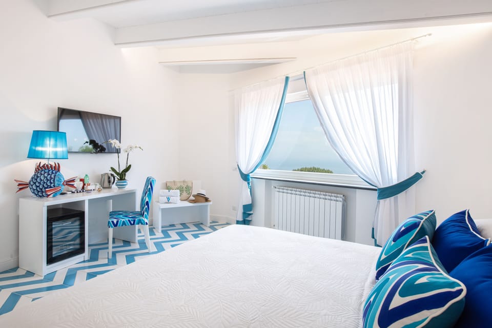 Junior Room | 1 bedroom, minibar, individually decorated, individually furnished