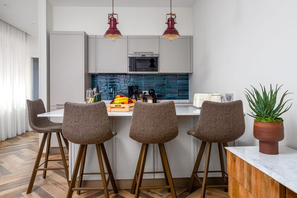 Exclusive Apartment | Private kitchen | Fridge, microwave, oven, stovetop