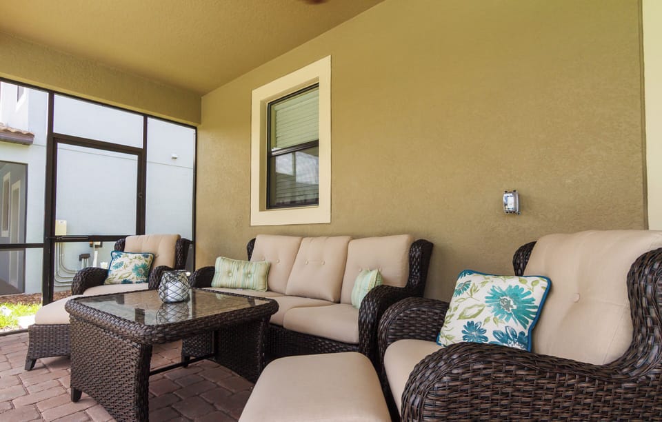 houses for rent near seaworld orlando covered lanai with sofa