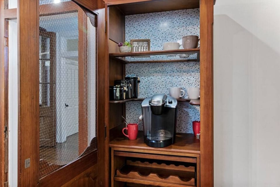 Full-service, single serve coffee nook.
