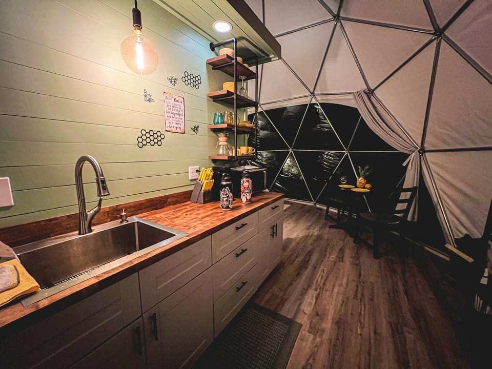 Full Kitchenette