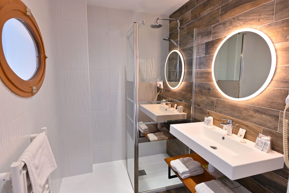 Junior Suite | Bathroom | Combined shower/tub, free toiletries, hair dryer, towels