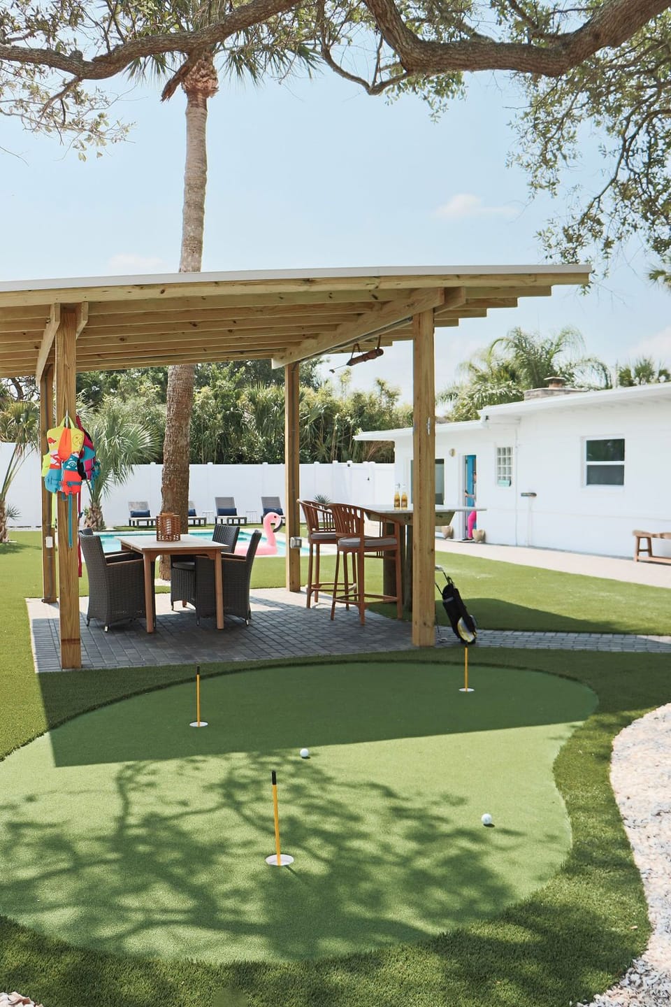 putt putt course, tiki bar