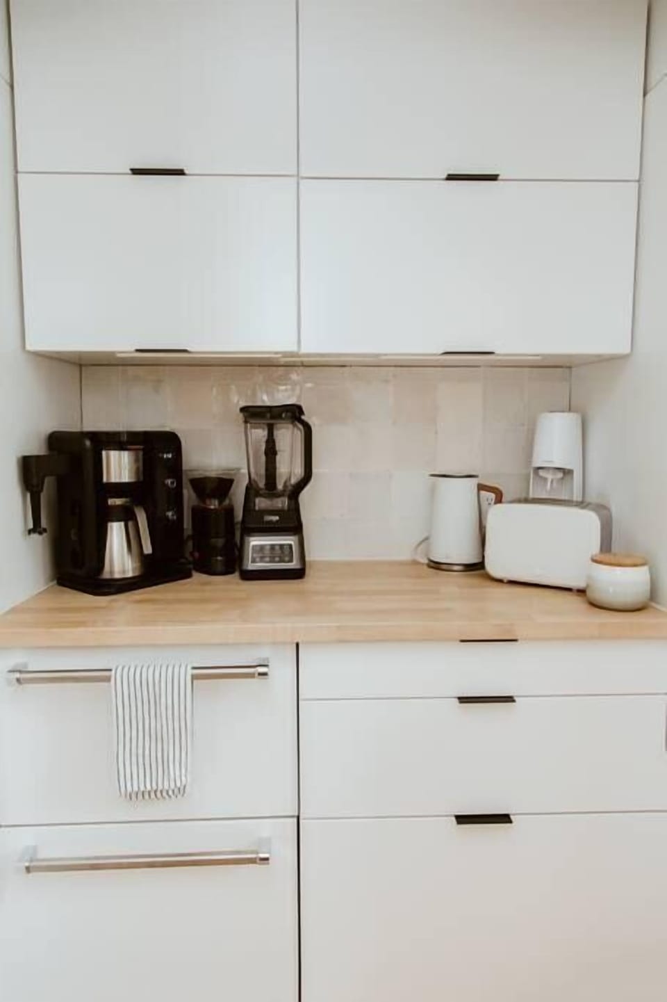 Coffee / smoothie bar with additional drink fridge