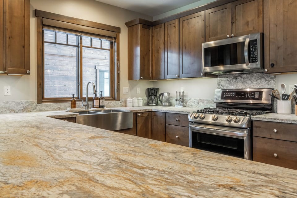 The oversized peninsula invites coffee, conversation, and casual après-ski bites.
